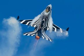 Belgiske Tom «Gizmo» De Moortel skal vise hva F-16 er god for når det slipper å drasse på eksterne sensorer, drivstofftanker og bomber. <i>Foto: Verheyen Raf</i>