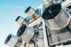 Climeworks&#039; plantasje i Sveits er den første kommersielle installasjonen som suger CO2 direkte fra lufta, såkalt direct air capture (DAC). <i>Foto: Julia Dunlop/Climeworks</i>