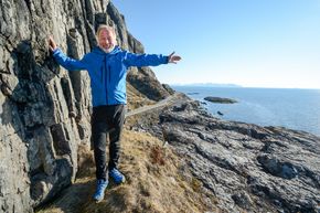 Frode Nilsen ladet opp til å holde åpningstalen på World Tunnel Congress ved å bruke fjellet på Andøya til rekreasjon. <i>Foto: Eirik Jenssen</i>