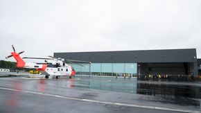 AW101 var hedersgjest på åpningsseremonien for redningstjenestens nye hovedbase på Sola mandag formiddag. <i>Foto: Eirik Helland Urke</i>
