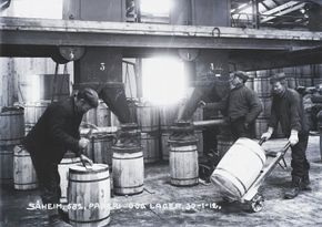 Eksport: Tretønner med kalsiumnitrat på vei til Kina i 1913. <i>Bilde: Alv Egeland</i>