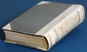 Tungtveiende: Birkelands hovedverk ble – i 1913, utgitt i skinnbind med gullbokstaver. Det er på 850 sider og veier 5,1 kg. Både teknisk og vitenskapelig har det høy kvalitet. <i>Bilde: Alv Egeland</i>