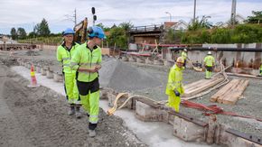 Andreas Vermland og Knut Erik Lier fra Jetgrunn har satt ned pelene som gjør kulverten helt unik i norsk veisammenheng. <i>Foto: Mari Gisvold</i>