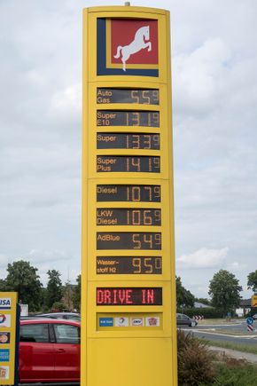 Energistasjon: Betegnelsen bensinstasjon kan raskt bli utdatert når det er så mye å velge i som ved denne tyske fyllestasjonen. Her kan man også fylle hydrogen til 9,5 Euro per liter. dette H2-skilt <i>Foto: ORV</i>