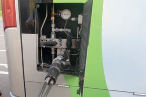 Hydrogen overskudd: I den tyske byen Limburg kjører busser på hydrogen som er et biprodukt fra kjemisk industri. De fyller hydrogen komprimert til 350 bar til en pris av 3,5 euro per kilo. <i>Foto: ORV</i>