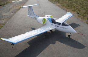 Det elektriske flyet E-Fan ble presentert av Airbus i 2014. Senere har flyet blitt ombygd med en mindre forbrenningsmotor, slik at det i dag fungerer som et hybridfly. <i>Foto: Airbus</i>