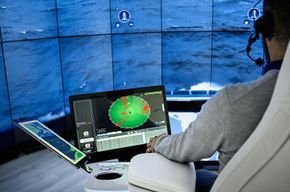 Alle sensorer, kameraer og annet utstyr sender informasjon på sikker linje til kapteinen i København. Det er et mannskap på fire om bord under fjernstyringsoperasjonene. <i>Foto: Rolls-Royce</i>