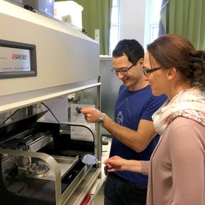Forskerne Christina Schindler og Bernhard Huber foran blekkstråleskriveren på laboratoriet. <i>Foto: Huber mfl.</i>