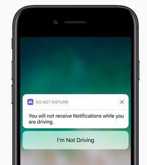 iOS 11 kan oppdage om du kjører bil, og automatisk skru av forstyrrende varslinger. <i>Foto: Apple</i>