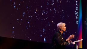 Jill Tarter under et foredrag på Starmus-festivalen i Trondheim. <i>Foto: Marius Valle</i>
