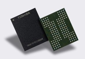Toshiba er klar med det de hevder er markedets første QLC-baserte flash-brikke – altså en brikke hvor de lagrer fire bit per celle. <i>Foto: Toshiba</i>