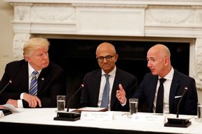 President Donald Trump sammen med Microsoft-sjef Satya Nadella og Amazon-gründer Jeff Bezos, tidligere denne uka. <i>Foto: NTB Scanpix</i>
