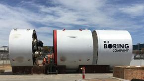 I desember ble det klart at Elon Musk planla å bygge sin egne tunnelboremaskin. Nå er maskinen, som har fått navnet Godot ikke bare klar, men allerede i gang med tunneldrivingen. <i>Bilde:  The Boring company/ Elon Musk</i>
