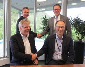 Intensjonsavtalen ble signert på Maritimt kompetansesenter i Ålesund av Asbjørn Skaro, Rolls-Royce, (t.v. bak), Remi Eriksen, DNV GL (t.h. bak), Hans Petter Hildre, NTNU (t.v. foran) og Henning Borgen, Sintef Ocean (t.h. foran). <i>Foto: Rolls-Royce</i>