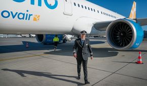 Kaptein og sjefsflyver Johan Boström er fornøyd etter inspeksjonen på Novairs nye A321 Neo. <i>Foto: Eirik Helland Urke</i>