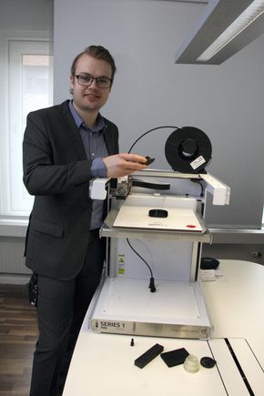 Jonas Borchgrevink er en av fire traineer som skal bidra til å hjelpe Wilhelmsen med digitalisering og teste ut nye ideer. Her viser han flere plastdeler laget med 3D-printeren. Noen av dem er laget bare for å teste mulighetene, og andre er reelle deler som eller måtte vært lagret. <i>Foto: Tore Stensvold</i>