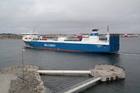 Sea-Cargo Connector på vei inn til Tananger. En ombygging til ladbar hybrid vil koste rundt 4 millioner kroner, men kan være lønnsom etter tre år med støtte fra NOx-fondet og rimelig strømtariff. <i>Foto: Sea-Cargo</i>