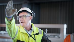 Lars Haavardsholm er Statoils prosjektleder for boreplattformen. <i>Foto: Eirik Helland Urke</i>