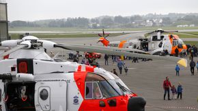 Nytt og gammelt redningshelikopter: AW101 (nærmest) og Sea King. <i>Bilde:   Per Erlien Dalløkken</i>