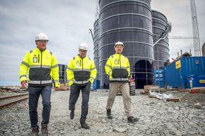 Vidar Wikmark (fra venstre), Håvard Wollan og Odin Krogstad sier det bare er tre anlegg som produserer flytende biogass i Skandinavia. Det ene ligger her. De andre to befinner seg i Oslo og i Sverige. <i>Foto: Havard Zeiner</i>