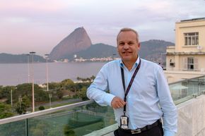 Lange dager: Det har vært noen intensive måneder siden Anders Opedal tok over som landssjef for Statoil i Brasil ved årsskiftet. Av og til kan det da være greit å ta en pustepause på takterassen til Edifício Manchete og se på utsikten. <i>Foto: Jörgen Skjelsbæk</i>