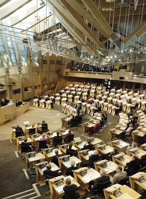 Debattkammeret i den skotske parlamentsbygningen måtte evakueres da en av bjelkene i taket løsnet og dignlet over forsamlingen. <i>Foto:  ANDREW MILLIGAN/ NTB Scanpix</i>