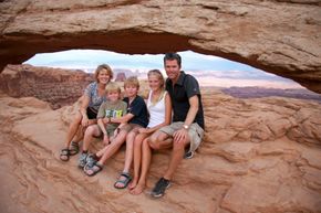 Familien på fem på tur i Arches nasjonalpark i 2012. Fra venstre: Kona Tone, Vegard, Anders, Marta og John-Arne. <i>Foto:  Privat</i>