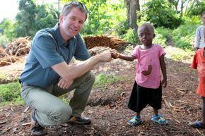 – Her hilser jeg på en liten jente som overlevde Ebola-infeksjon i Guinea i 2015, forteller Røttingen. <i>Foto:  Privat</i>