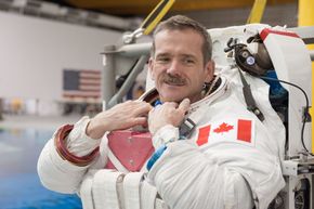 Chris Hadfield i astronautdress i 2013 <i>Foto:  JAMES BLAIR/Scanpix/AFP PHOTO / NASA /</i>