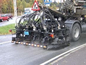 I månedsskiftet juni/juli har spylebilen rubbet opp asfalten i de mest ulykkesutsatte områdene i og rundt Oslo.. <i>Foto:  Statens Vegvesen</i>