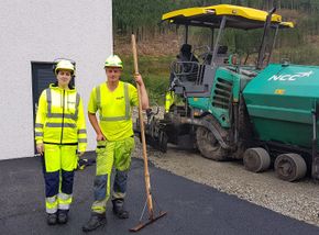 Første dag i ny jobb. Heidi Fredriksen sammen med arbeidsformann Robert Meland, som også er hennes fadder under læretiden i NCC. <i>Foto:  NCC</i>