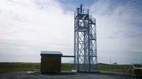 Dette er tårnet på Røst (ENRS) som i snart to år har sendt direktebilder til kontrollsenteret i Bodø. <i>Bilde:  Kongsberg</i>