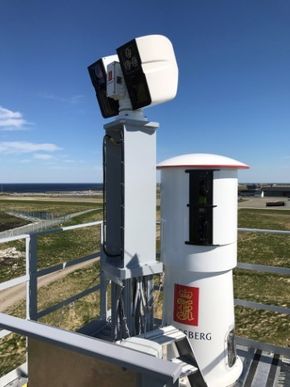 Ninox-sensoren fra Kongsberg som er plassert øverst i masta på Røst, med 360-graderskamera (til høyre) og pan/tilt-kamera. <i>Foto:  Kongsberg</i>