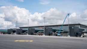 Det er seks nye utganger på terminal 3, i tillegg til to såkalte bussutganger hvor man fraktes til flyoppstillingsplass med buss. <i>Foto:  Eirik Helland Urke</i>