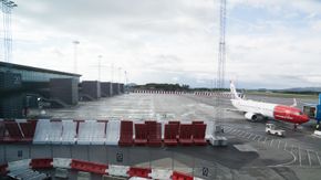 Flyoppstillingsplassen foran den nye terminalen. <i>Foto:  Eirik Helland Urke</i>
