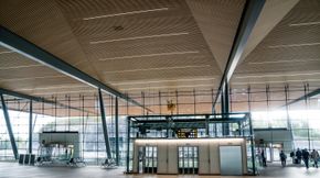 Fremsiden av terminalen er dekket av en stor glassflate. <i>Foto:  Eirik Helland Urke</i>
