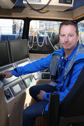 Elfrida-kaptein Thomas Nordhammer er veldig glad for å slippe støy om bord. <i>Foto:  Tore Stensvold</i>