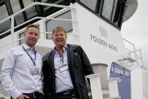 Teknisk sjef Torfinn Hansvik (t.v) og daglig leder Terje Andreassen i Moen Marin om bord på en 15 meters arbeidsbåt som skal leveres til Folden Akva. <i>Foto:  Tore Stensvold</i>