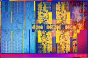 Slik ser Intels 8. generasjon prosessor ut under et mikroskop. <i>Foto:  Intel Corporation</i>