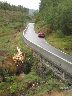 Eksempel 1. Fv 402 i Lindås kommune. Erstattet av nytt betongrekkverk i 2017. <i>Foto:  Statens Vegvesen</i>