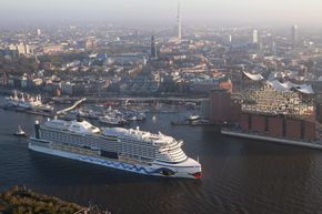 Aidaprima på vei inn til kai i Hamburg for frøste gang i fjor, rett fra verftet i Japan. Skipet har en LNG-drevet hjelpemotor som bidrar til å redusere utslipp når den ligger til kai. Det er 300 meter langt, 37,6 meter bredt og har plass til 3.300 passasjerer. <i>Foto:  Joern Pollex/AIDA Cruises</i>