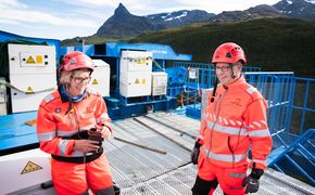 Delprosjektleder Dagrunn Kaasen og byggleder for stål, Kurt Grundstad på toppen av Hålogalandsbrua. <i>Foto:  Eirik Helland Urke</i>