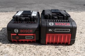 6 eller 7: Overgangen til større battericeller som Bosch er først ute med øker kapasiteten, men batteriet blir større og tyngre.<br />Med fem i stedet for tre dioder gir nye batteriet gir bedre oversikt over ladetilstanden. <i>Foto:  ORV</i>