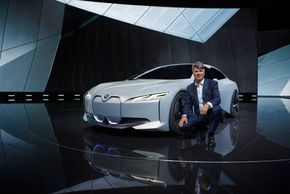 BMW-sjef Harald Krüger foran BMW i Vision Dynamics. <i>Foto:  Julian Robinet/BMW</i>