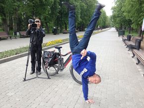 Russland: Det er ikke sykkel som er 51 åringen Robert Mohrs sport. Han driver med turn og karate og har ingen problem med å hoppe rundt sykkelen på en hånd. <i>Foto:  Robert Mohr</i>