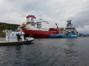 LPG-skipet Clipper Harald ble buksert til Nato-kaia i Langesundfjorden. Dykkere fra svensk kustbevakning gikk ned og sjekket skroget for skader. Oljevernøvelsen Scope 2017. <i>Foto:  Tore Stensvold</i>