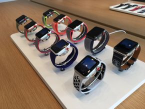 På en pressevisning i London viste Apple frem utvalget av ulike reimer og ulike varianter av Apple Watch 3. Klokken finnes i to størrelser. <i>Foto:  Kurt Lekanger</i>