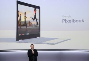 Googles Matt Vokoun viste fram den nye kombinerte bærbare datamaskinen og nettbrettet Google Pixelbook. <i>Foto:  AP / NTB scanpix</i>