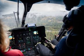 Fra cockpit i legehelikopteret. <i>Foto:  Eirik Helland Urke</i>