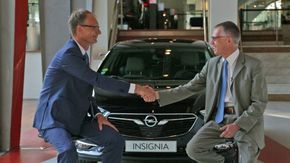 Opel Vauxhall-direktør Michael Lohscheller (ventre) og Groupe PSA-direktør Carlos Tavares. <i>Foto:  Groupe PSA, Direction de la communication</i>